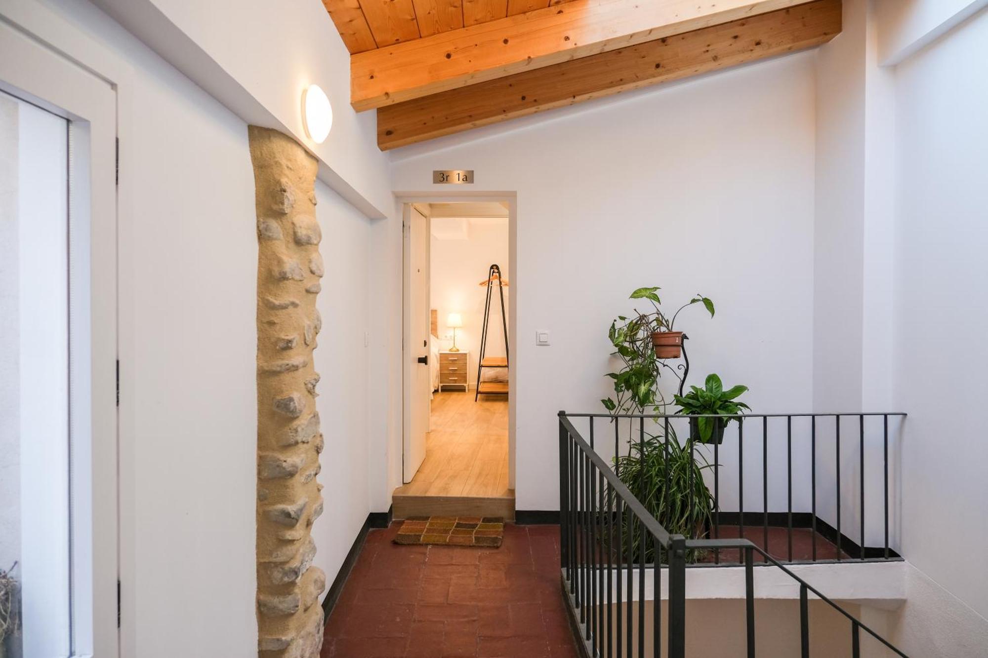 Ganganell Atic Apartamento Con Terraza En Бесалу Экстерьер фото